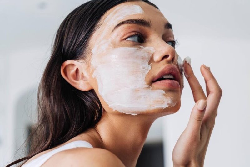 Нанесение маски на лицо