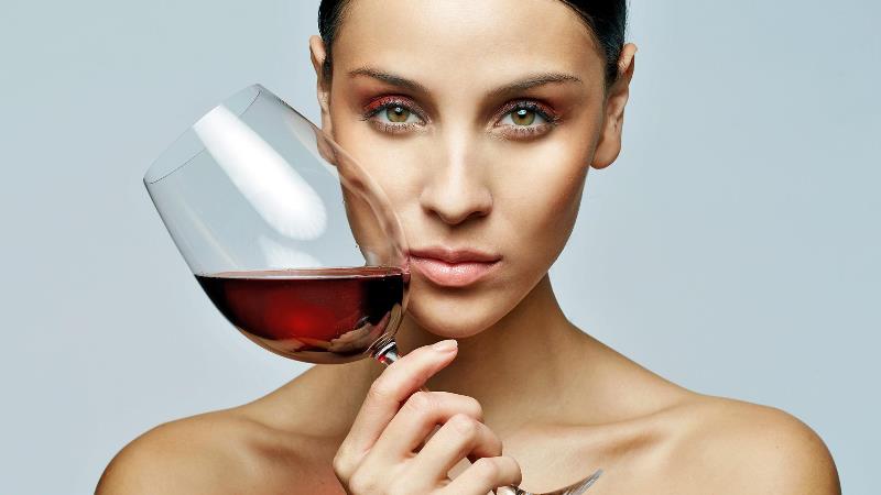 Девушка с бокалом вина