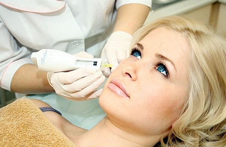 девушке делают мезотерапию
