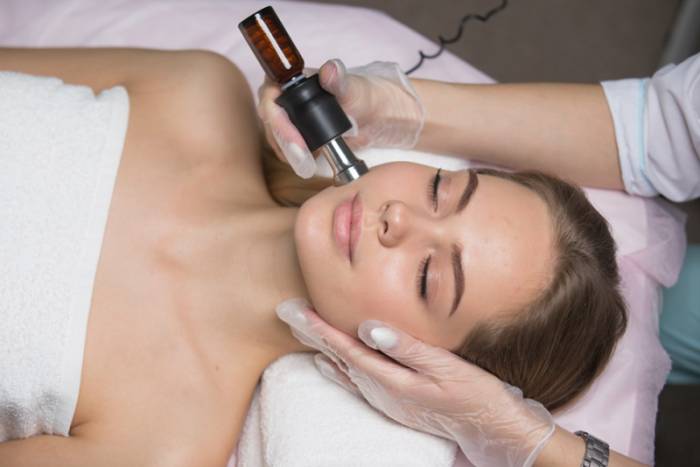 Проводится безинъекционная мезотерапия лица