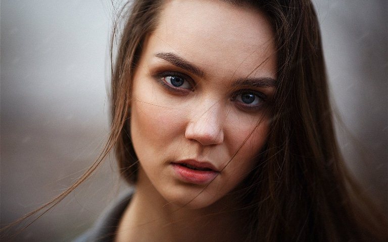 Грустная девушка