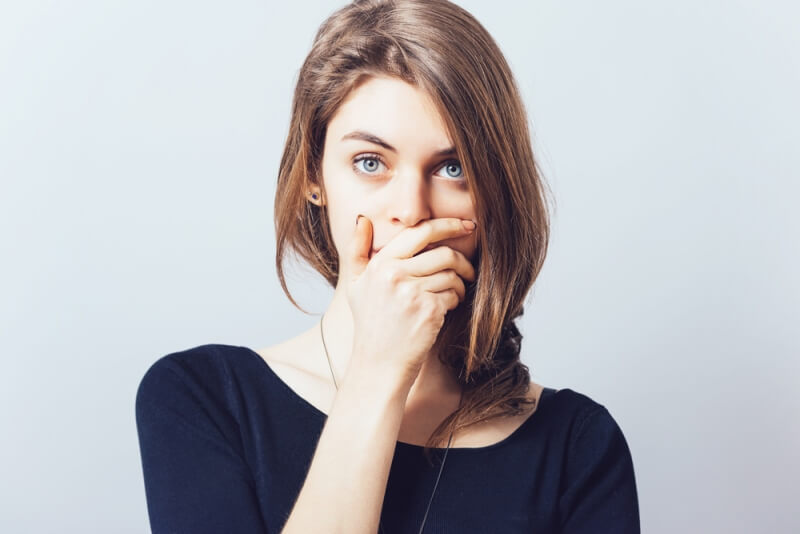 Девушка закрыла рот рукой