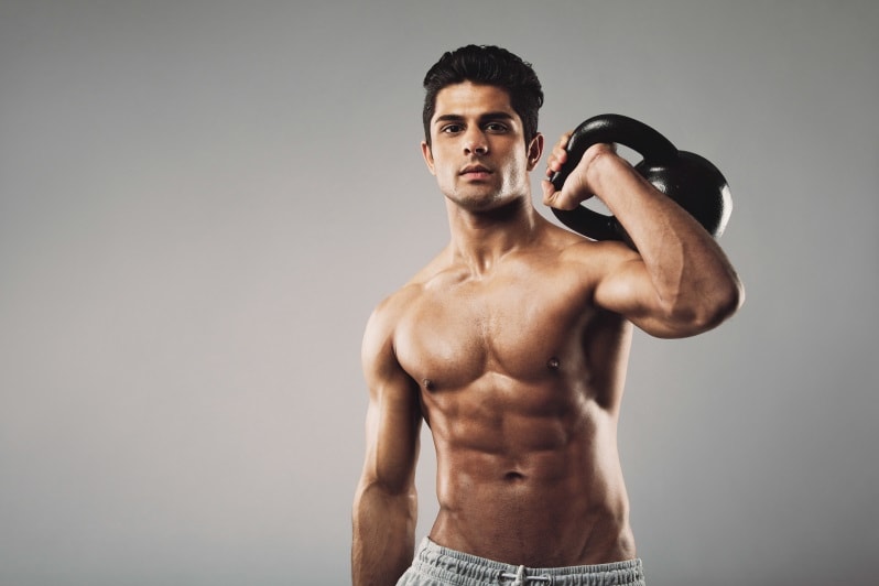 Спортивный мужчина без растяжек