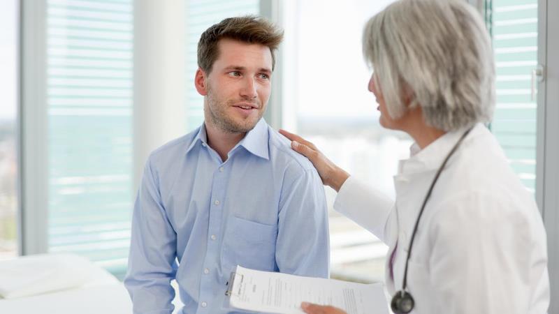 Мужчина на приеме у доктора