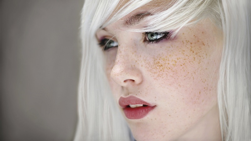 Блондинка с веснушками