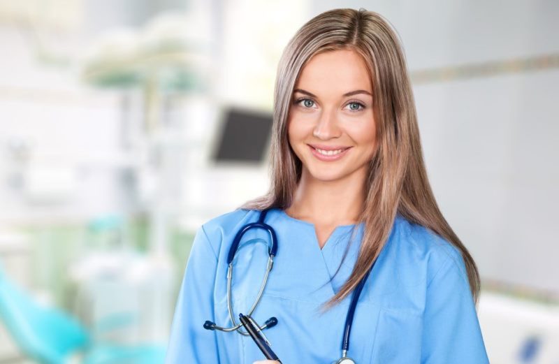 Косметолог улыбается