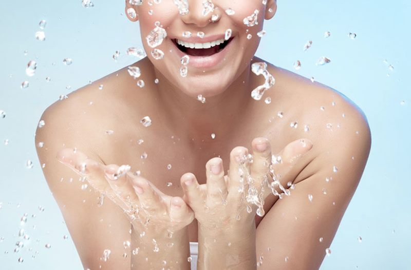 Капли воды перед лицом