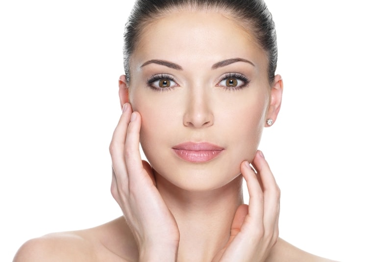 руки возле лица