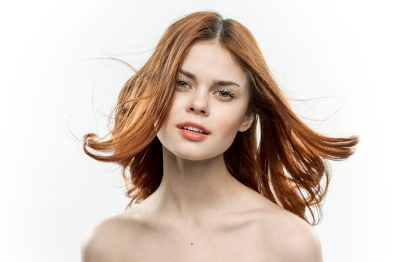 У девушки разлетаются волосы