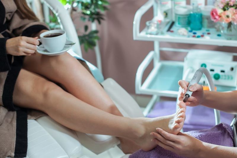 аппаратный педикюр в салоне