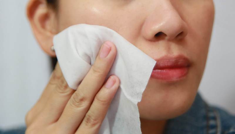 Вытирать кожу салфеткой