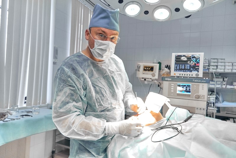 пластический хирург Андрей Михайлов оперирует