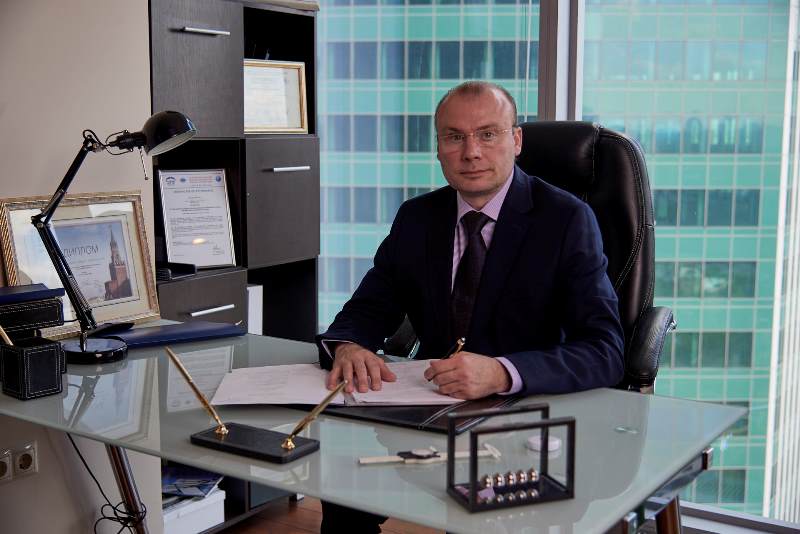 пластический хирург Михайлов в кабинете