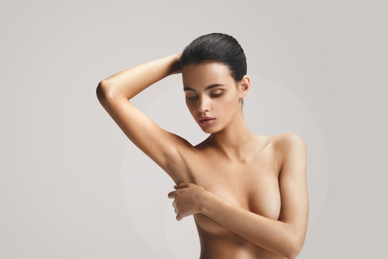 Девушка прикрывает грудь