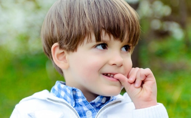 Почему ребёнок грызет ногти на руках - все причины