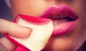 pochemu-treskayutsya-ugolki-gub