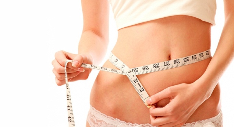 Сантиметровая лента на талии