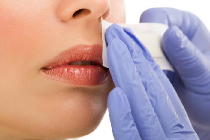 Приклеивать восковые полоски