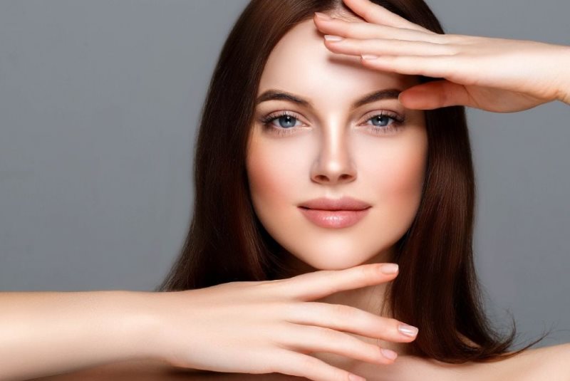 Девушка касается лица