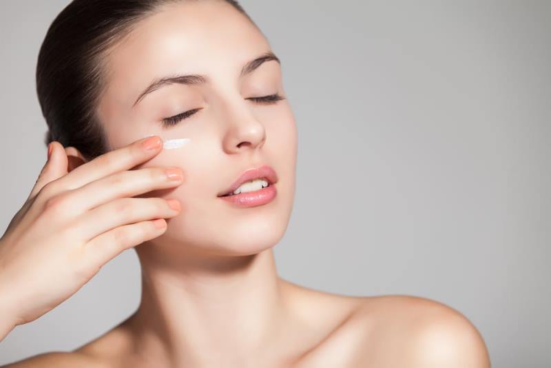 Нанесение крема на лицо
