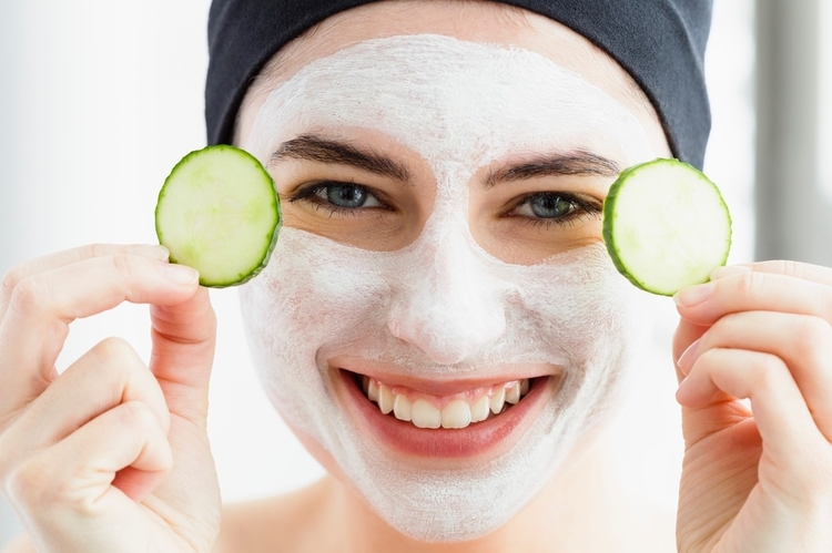 девушка с огурчиками в руках