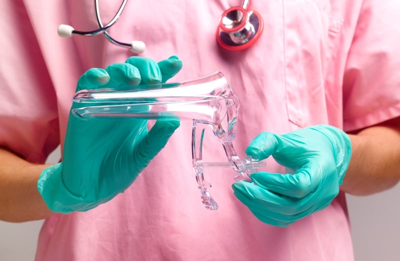 Гинеколог держит гинекологический инструмент