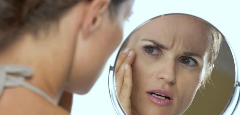 Девушка смотрит в зеркало