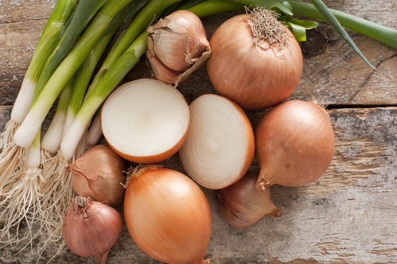 Лук на столе