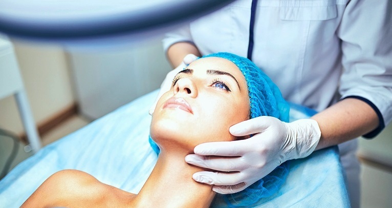 Руки врача возле лица пациента