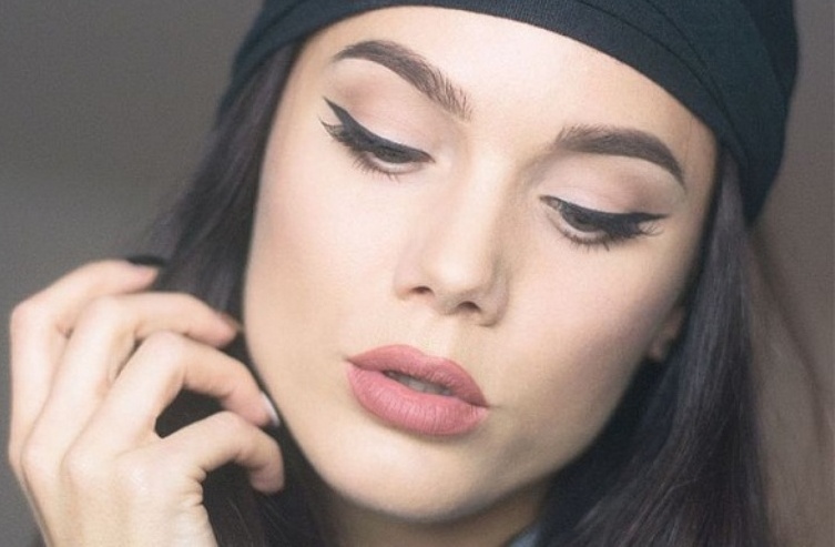 Девушка смотрит вниз