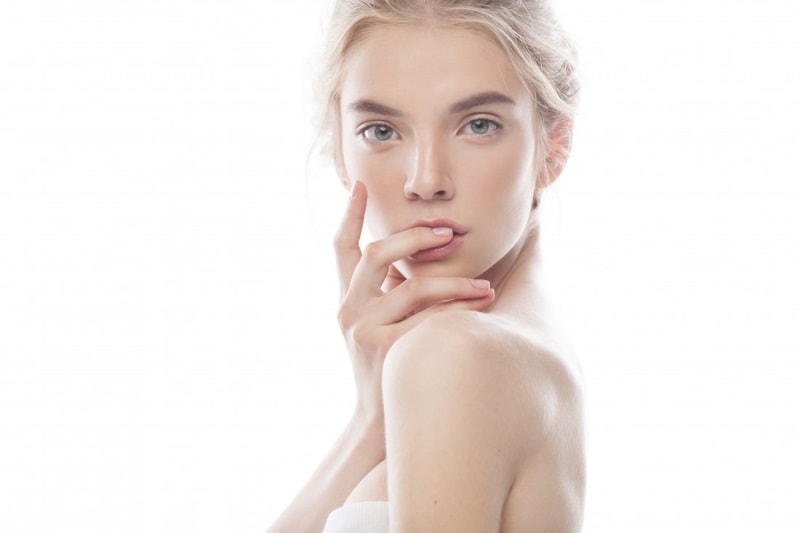 Обнаженная девушка блондинка