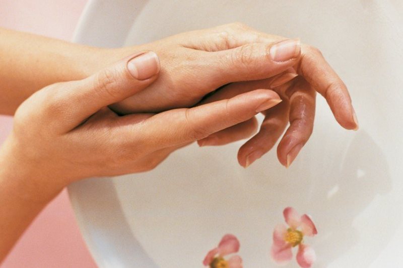 руки возле ванночки