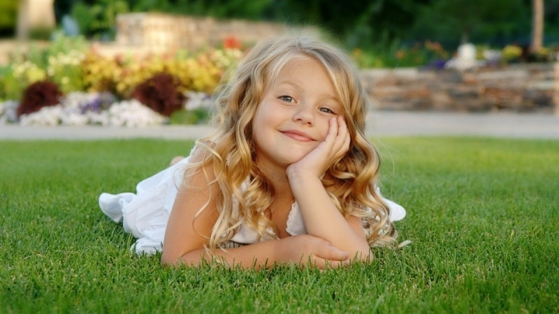 Девочка улыбается