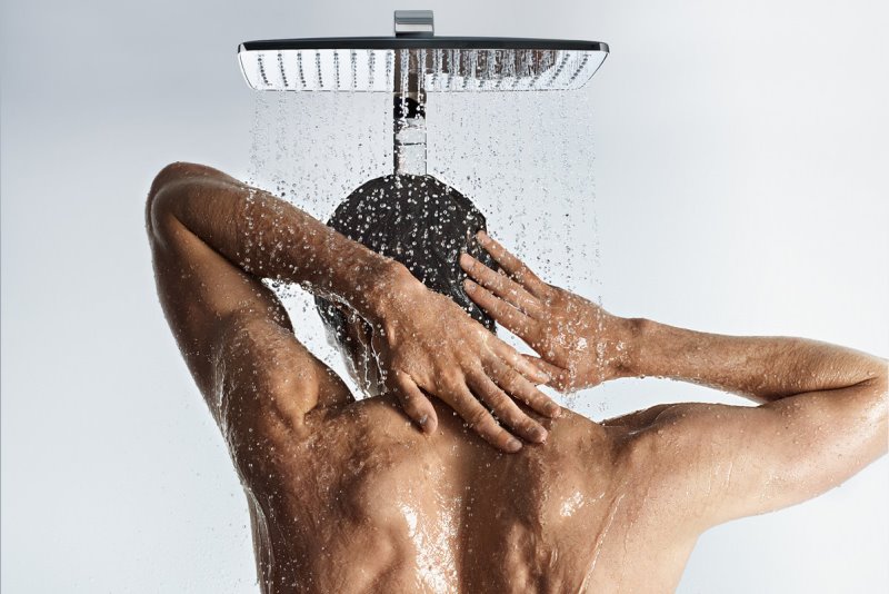 Мужчина принимает душ