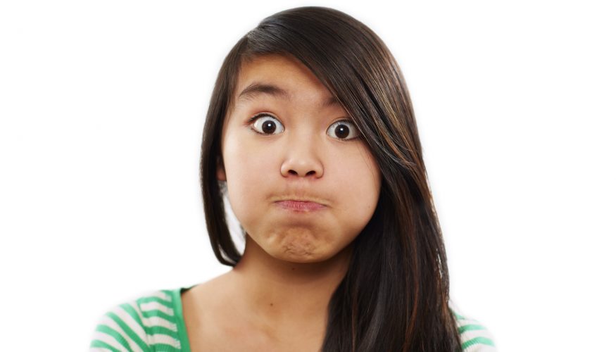 надувает щеки девочка