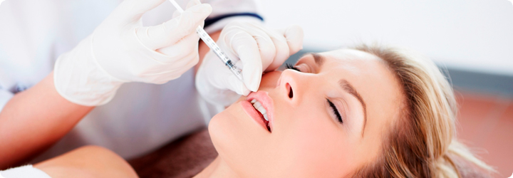 девушке делают укол в лицо