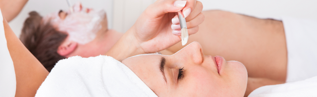 нанесение пилинга на лицо девушки