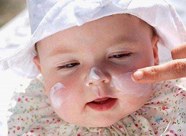 shelushenie-kozhi-u-novorozhdennogo-na-tele