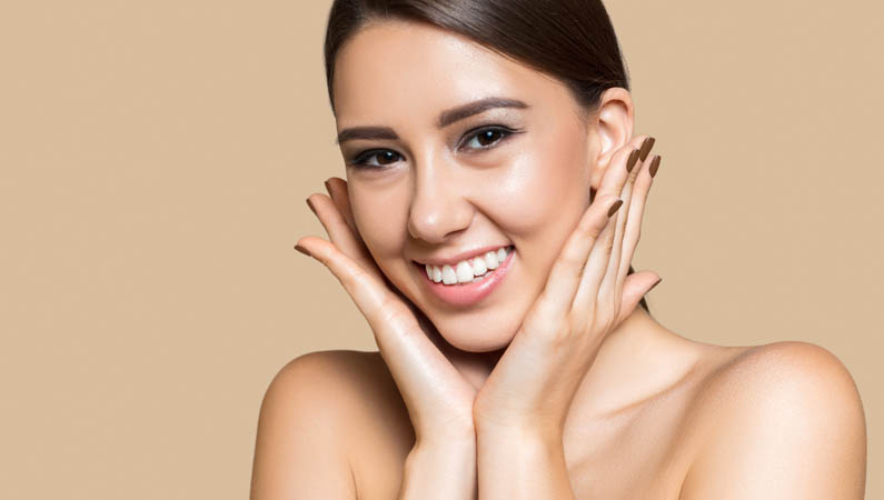 Пухлые щеки у девушки