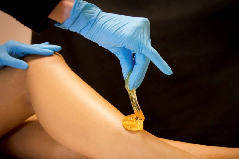 Накладывается паста для шугаринга