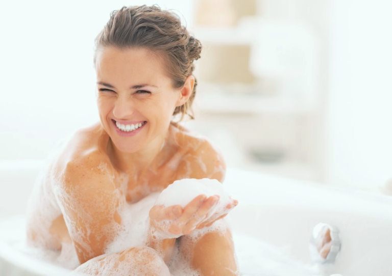 Девушка в пене