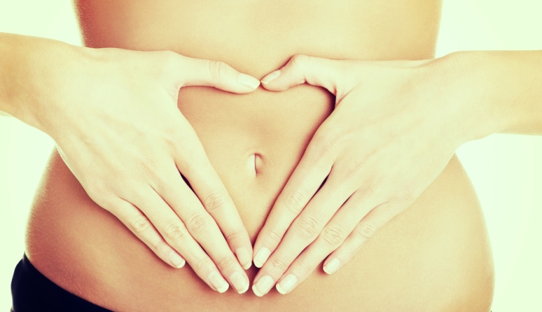 руки на животе