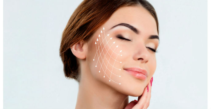 девушка с пунктиром на щеке