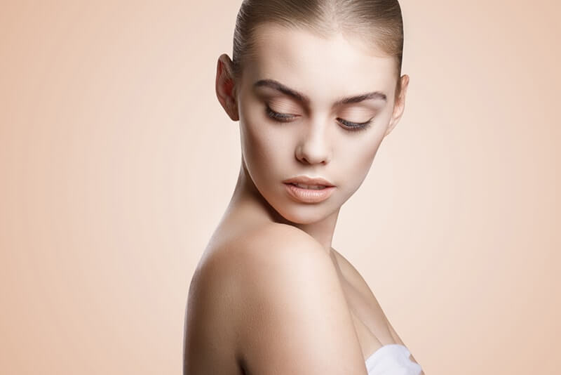 Девушка смотрит вниз