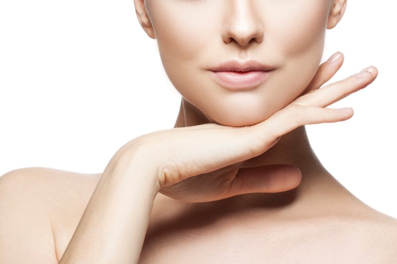 Девушка держит руку возле лица