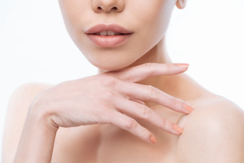 Рука возле лица женская