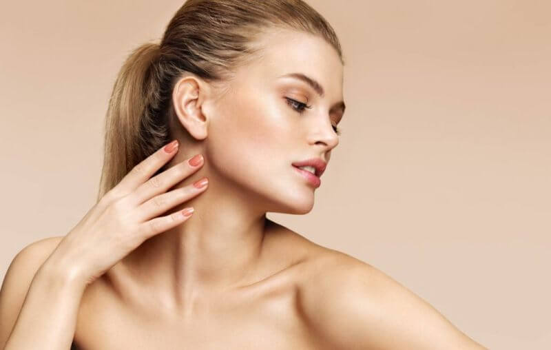 рука на шее