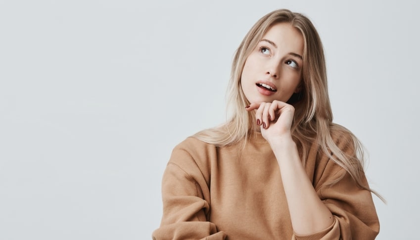 Девушка думает