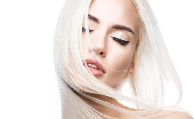 Блондинка закрыла глаза