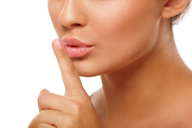 Палец возле пухлых губ